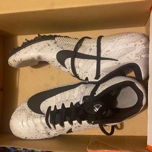 running spike shoes
